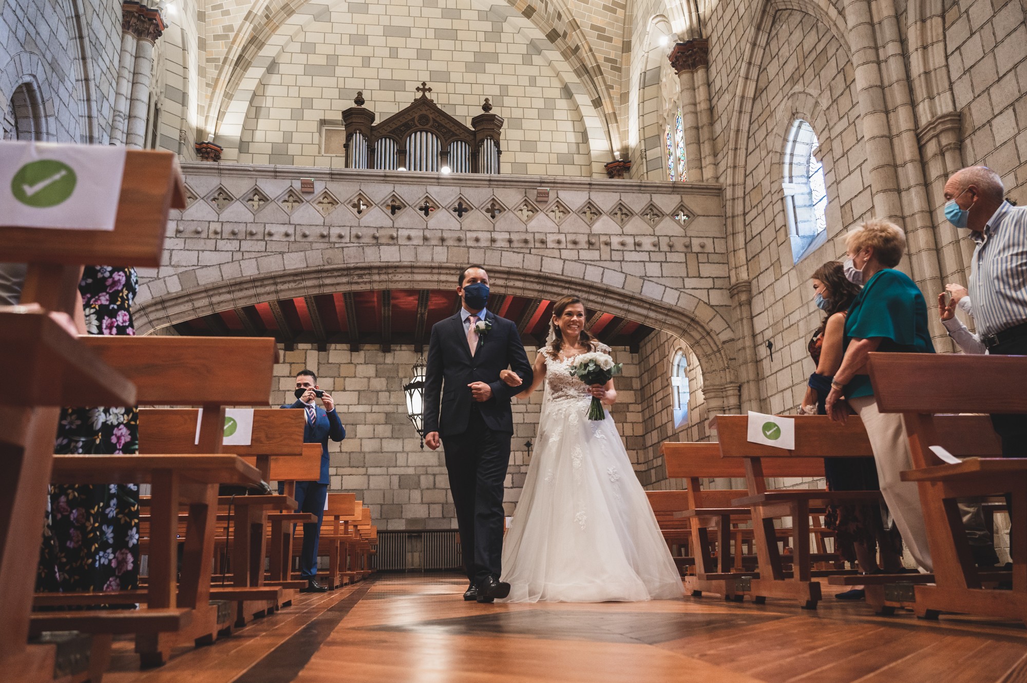 Entrada de la novia a la iglesia con mascarilla