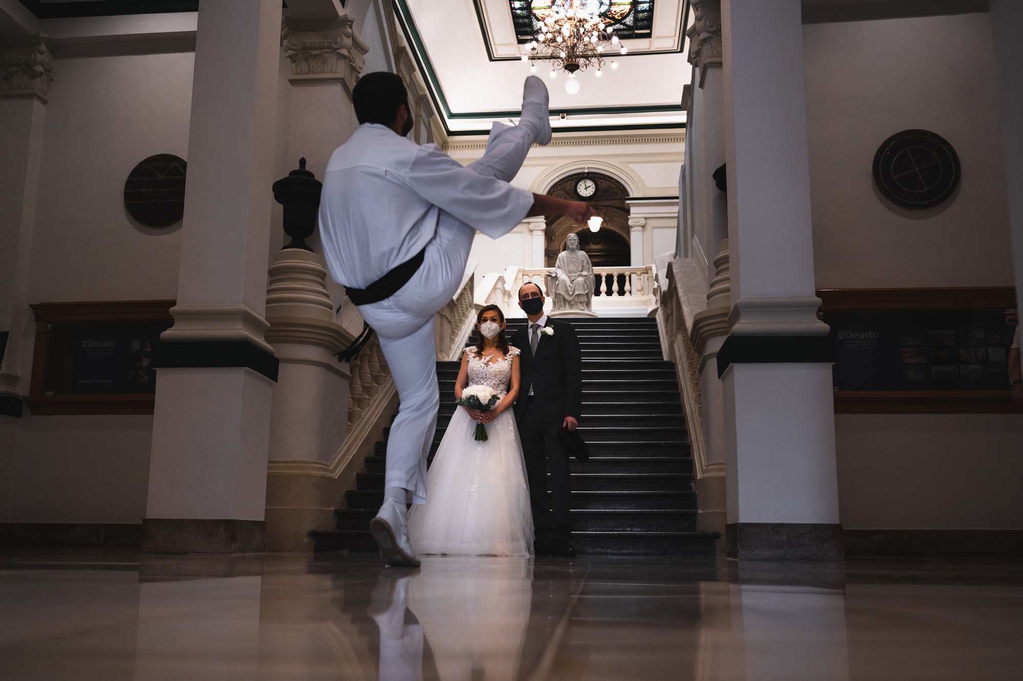 Dantzari frente a novios con mascarilla