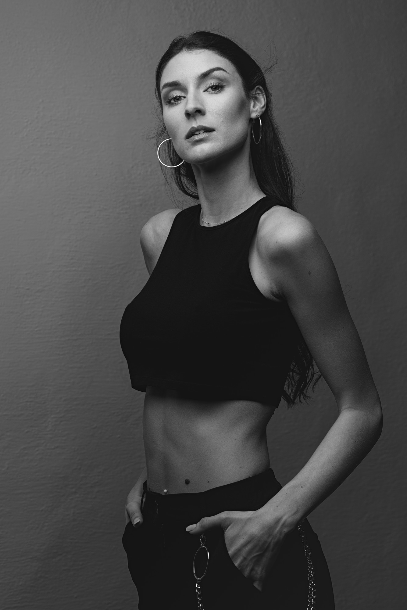 Modelo atractiva posa de perfil en una imagen en blnco y negro en un estudio en Bizkaia